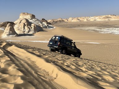 Jeep mitten in der Weißen Wüste - Ägypten Reise mit Kindern