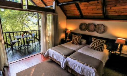 Ein gemütliches Schlafzimmer mit zwei Einzelbetten, umgeben von warmen Holztönen und sanftem Licht.