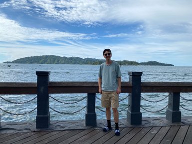 Teenager steht auf einer Brücke in Kota Kinabalu – Malaysia & Borneo Familienreise