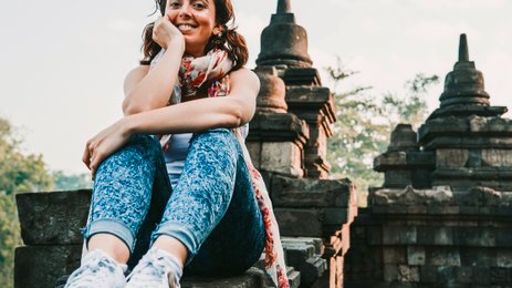 Teenagerin erkundet einen traditionellen Tempel auf Bali – Bali Familienreise