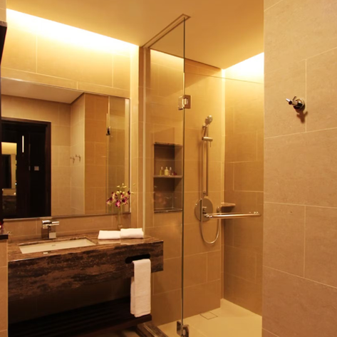 Modernes Badezimmer mit Dusche im Grandis Hotel – Malaysia & Borneo Familienreise