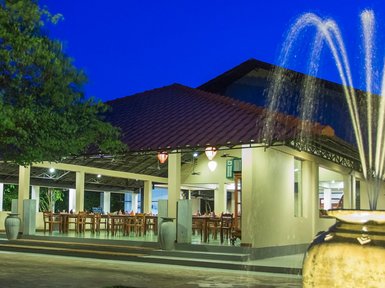 Die Lobby des Kassapa Lion Rock Hotels zeigt eine einladende Atmosphäre mit einem Brunnen und gemütlichen Sitzbereichen.