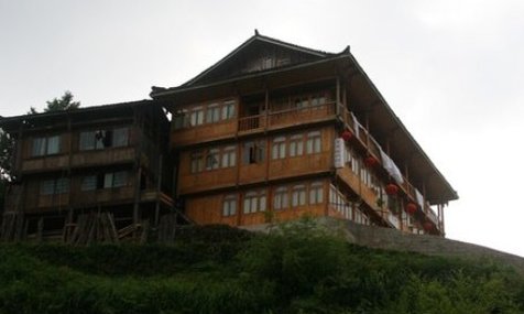 Traditionelles Longsheng Gasthaus Meijinglou mit Holzfassade – China Familienreise