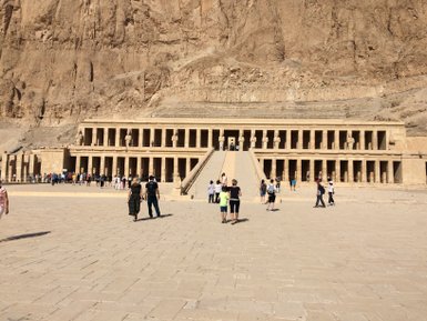 Imposante Architektur im Tal der Könige in Luxor – Ägypten Reise mit Kindern
