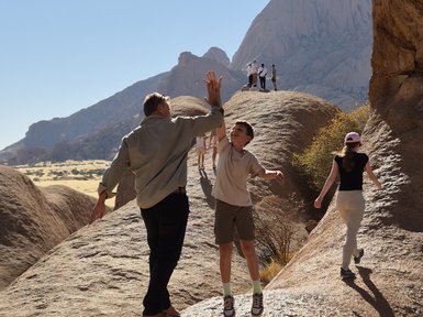 Kind und Reiseleiter im Erongogebirge - Namibia mit Kindern