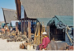 Ein lokaler Markt mit Ständen voller Waren - Namibia Familienurlaub