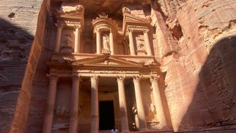 Jenny vorm Schatzhaus Petra - Jordanien Urlaub mit Kindern