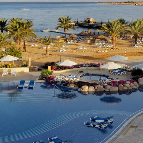 großer Swimmingpool Mövenpick Tala Bay - Jordanien Familienurlaub