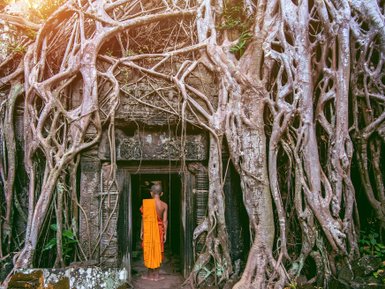 Junge Begegnung mit Mönch vor dem Ta Prohm Tempel – Kambodscha Familienreise