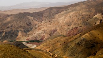 Landschaft des Atlas-Gebirges mit faszinierender Natur – Marokko mit Kindern