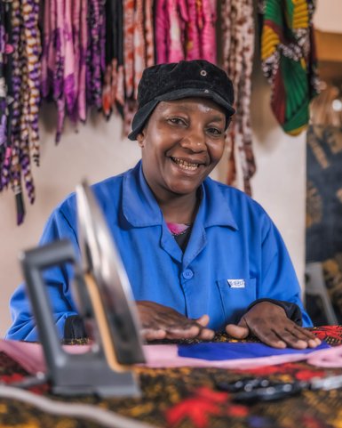Freundliche einheimische Frau beim Handwerken im Shanga-Projekt – Tansania Reise mit Kindern