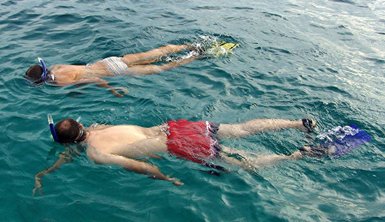 Kinder erkunden die bunte Unterwasserwelt beim Schnorcheln – Thailand Familienreise