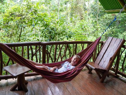 Kind liegt gemütlich in Hängematte im Baumhaus in La Tigra – Costa Rica Reise mit Kindern
