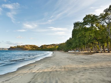 Traumhafter Sandstrand an der Papagayo-Halbinsel in Guanacaste – Costa Rica Familienreise   ChatGPT fragen