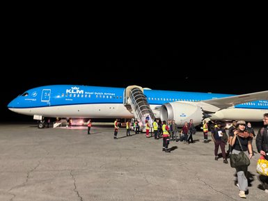 Flugzeug bei Nacht in Richtung Tansania – Tansania Reise mit Kindern