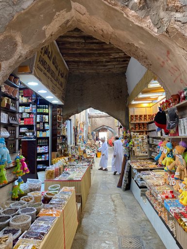 Bunte Marktstände im Souq von Nizwa im Oman – Oman mit Kindern