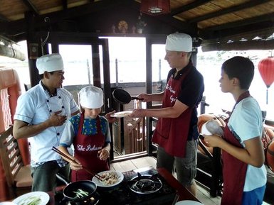 Familie bereitet gemeinsam vietnamesische Gerichte in Hoi An zu – Vietnam Familienreise