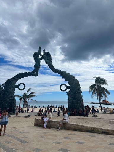 Künstlerische Statue am Strand von Playa del Carmen – Mexiko Reise mit Kindern
