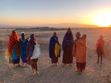 Massai-Frauen in traditioneller Kleidung – Tansania mit Kindern