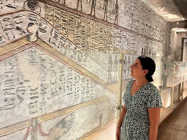 Teenager betrachtet die Wandkunst im Tal der Könige in Luxor – Ägypten Reise mit Kindern