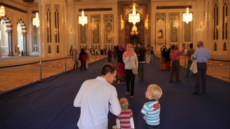 Vater und Kinder erkunden die Große Sultan-Qabus-Moschee in Muscat – Oman Familienreise