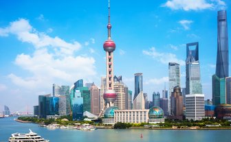 Shanghai Skyline bei strahlendem Sonnenschein und guter Sicht – China Reise mit Kindern