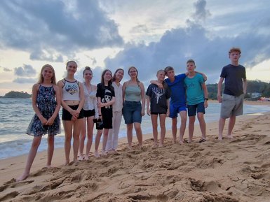 Teenager-Gruppe genießt gemeinsam die Zeit am Strand – Sri Lanka Familienreise