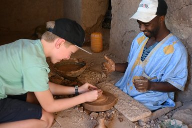 Kind lernt Töpferhandwerk mit Einheimischer in Tamegroute – Familienreise in Marokko