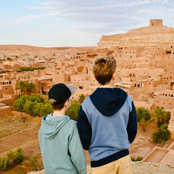 Kinder bewundern die weite Landschaft von Aït Ben Haddou – Marokko Familienreise