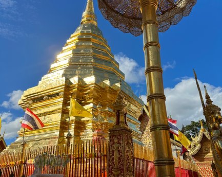 Blick auf Tempel Wat Phra That Doi Suthep mit viel Gold in Chiang Mai - Thailand Reisen mit Kindern