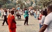 Einheimischer macht Seifenblasen auf Marktplatz - Sri Lanka Summer Family & Teens - Sri Lanka mit Teenagern