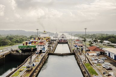 Ein Blick auf den Panama-Kanal, wo große Frachtschiffe durch die Schleusen fahren, um ihre Reise fortzusetzen.