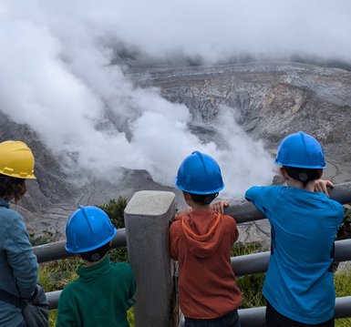 Kinder besuchen den Vulkan Poás bei Alajuela – Costa Rica Familienreise
