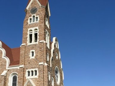 Eine Kirche mit blauem Himmel - Namibia mit Jugendlichen