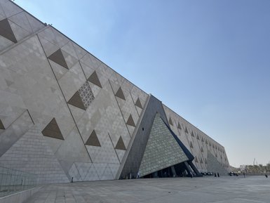 Eingang zum Grand Egyptian Museum - Ägypten mit Kindern
