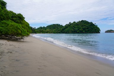 Ruhiger Strand im Manuel Antonio Nationalpark – Costa Rica Reise mit Kindern