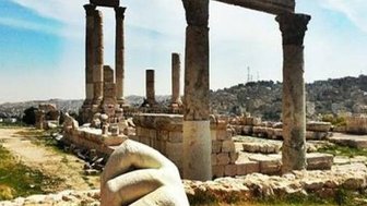 Torbögen der Zitadelle in Amman - Jordanien mit Kindern