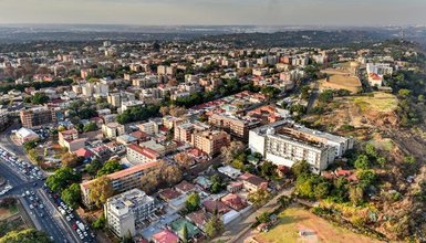Panoramaaufnahme von Johannesburg aus der Vogelperspektive – Südafrika mit Kindern