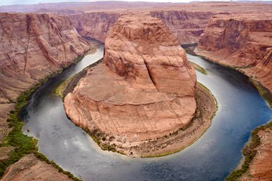 Ein beeindruckender Blick auf Horseshoe Bend, wo der Colorado River in einer markanten Kurve durch die roten Felsen fließt.