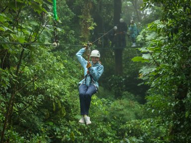 Mädchen genießt die aufregende Zipline-Fahrt im Costa Rica Regenwald – Costa Rica mit Kindern
