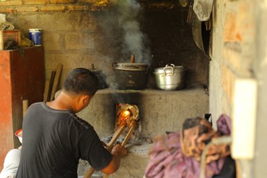 Einheimischer beim Zubereiten traditioneller balinesischer Gerichte – Bali mit Kindern