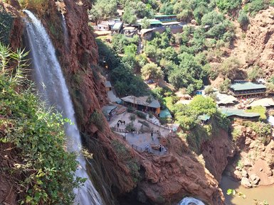 Vogelperspektive auf die Ouzoud-Wasserfälle in Marokko – Marokko Familienreise