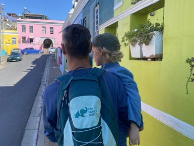 Vater und Kind erkunden die bunten Häuser im Bo-Kaap – Südafrika mit Kindern
