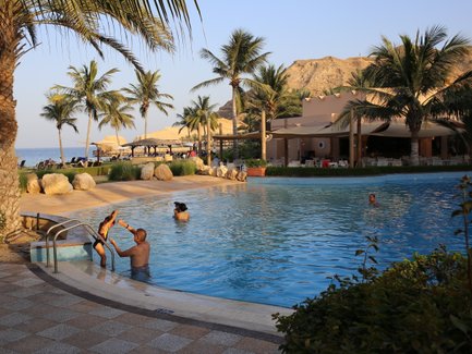 Poollandschaft mit Blick auf das Meer im DoubleTree by Hilton Muscat Al Waha – Oman Familienreise