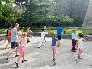 Kinder und Erwachsene lernen Schattenboxen im Park von Xi’an – China mit Kindern