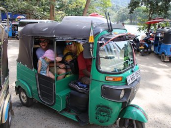 Familie sitzt gemeinsam in einem grünen Tuk-Tuk in Kandy – Sri Lanka Familienreise