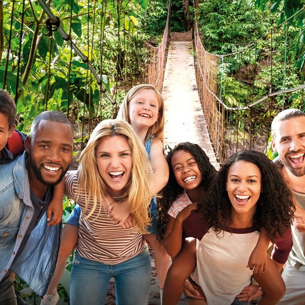 For Family Reisen Header 2026 - Familien auf Gruppenreise im Regenwald
