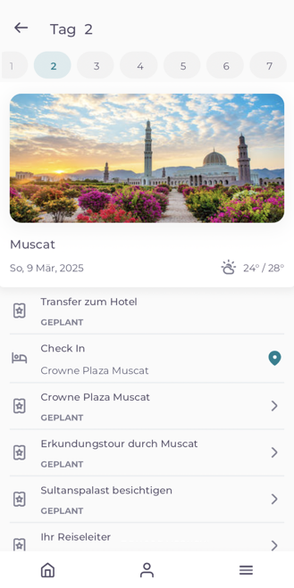 Eine malerische Ansicht von Muscat mit bunten Blumen und beeindruckenden Gebäuden unter einem strahlend blauen Himmel.