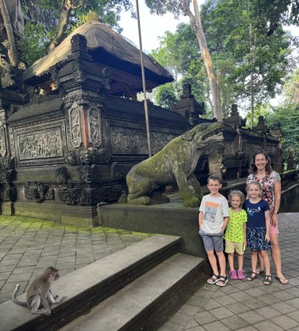 Familie erlebt das Sacred Monkey Forest Sanctuary in Ubud auf Bali – Bali Familienreise