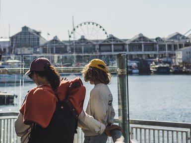 Familie verbringt Zeit an der V&A Waterfront in Kapstadt – Südafrika mit Kindern